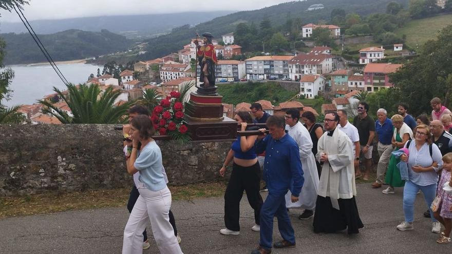 Lastres honra a San Roque con la procesión a la ermita y la quema del &quot;xigante&quot;