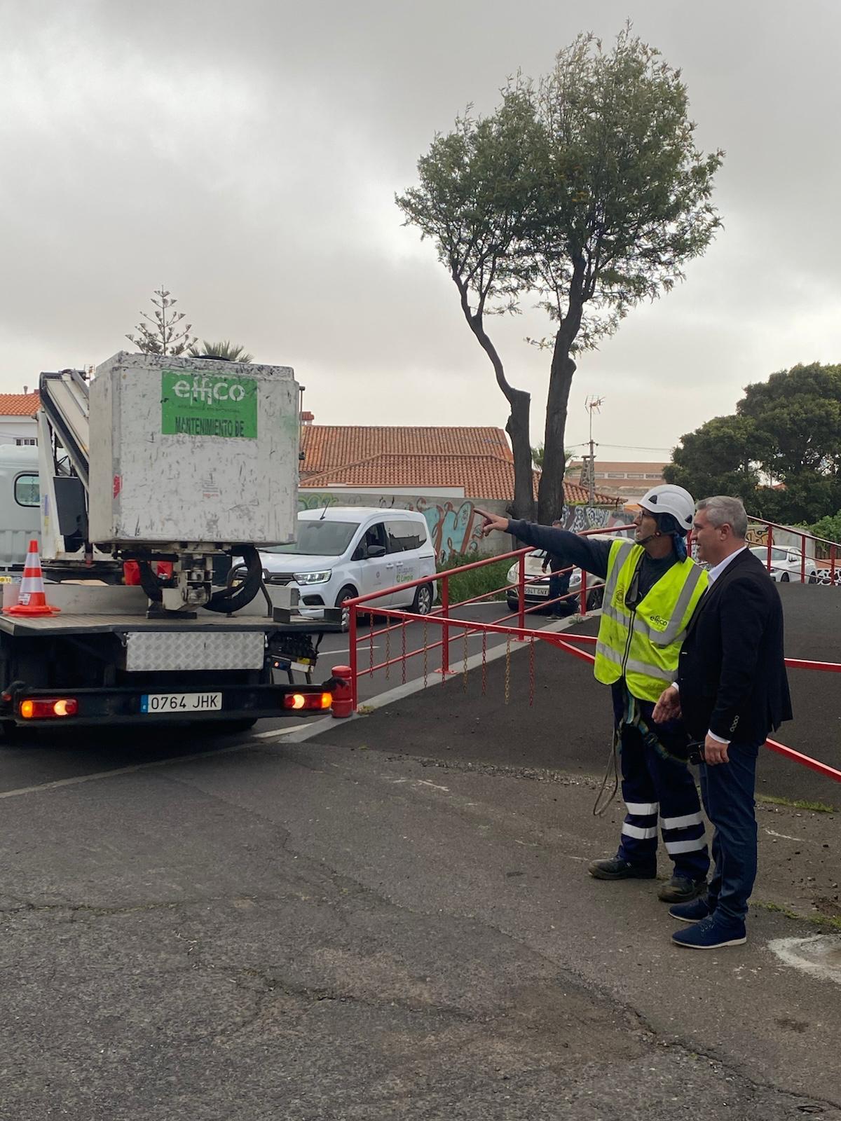 El concejal, junto a un miembro de la empresa Effico.