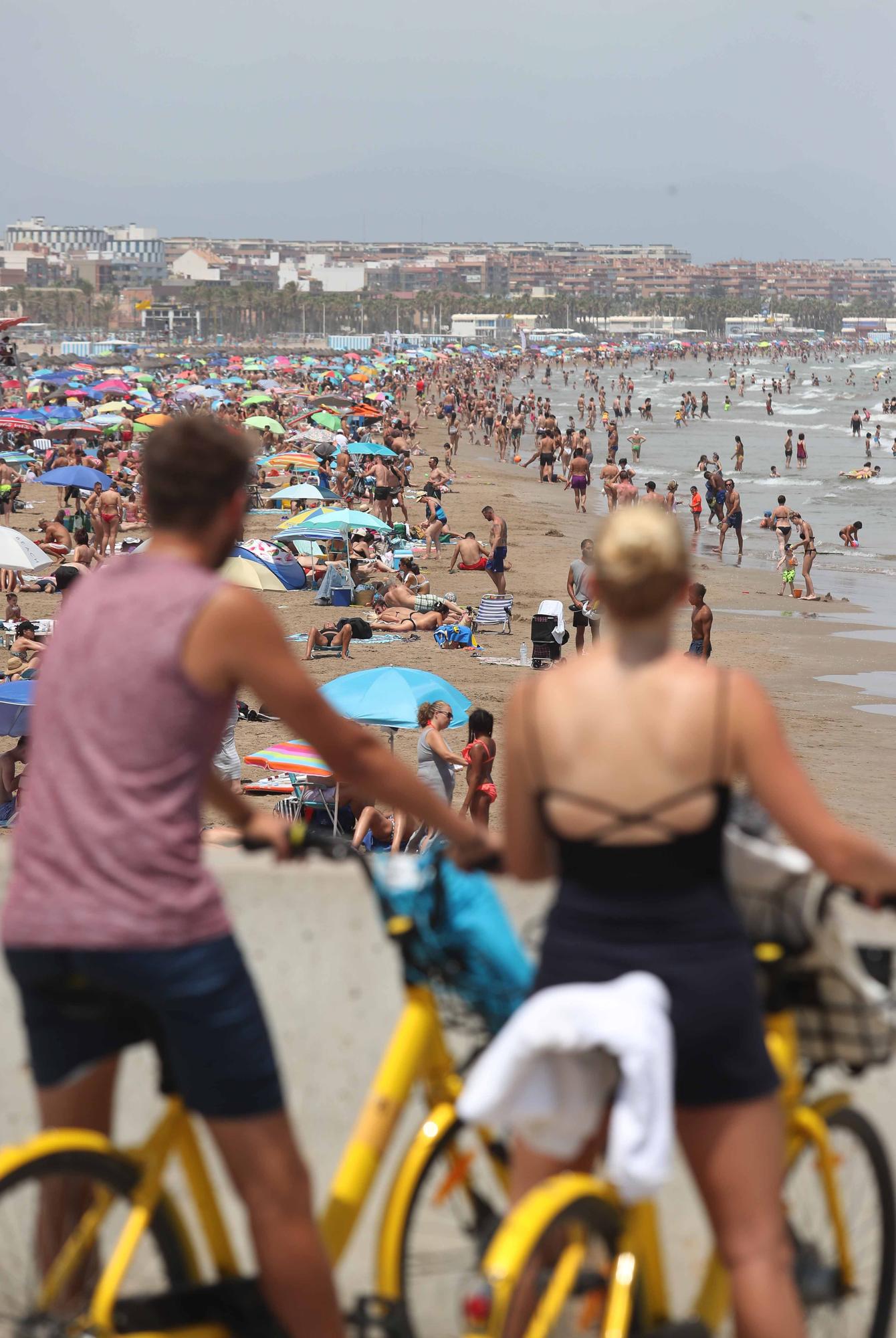 La playa y las terrazas, de nuevo, llenas