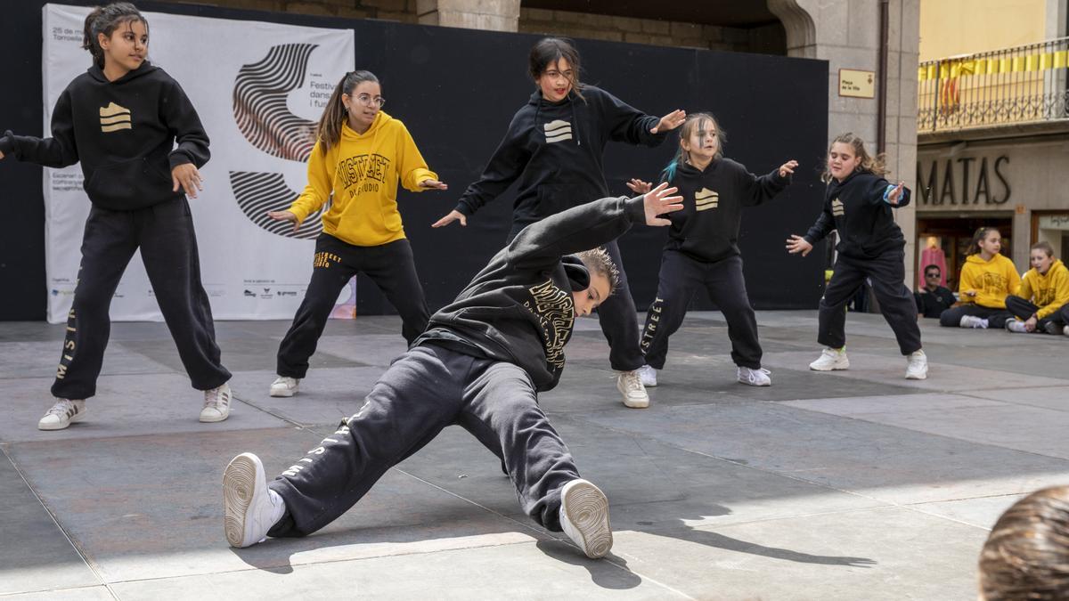 Alumnes de dansa de l'escola de Torroella participants del SÓC al carrer.