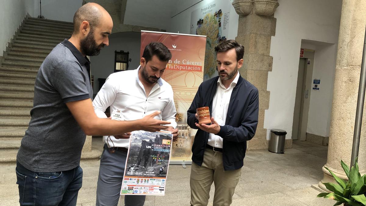 Fernando Manzano, Ricardo Rodrigo y Fernando Grande, este jueves en el palacio de Carvajal.