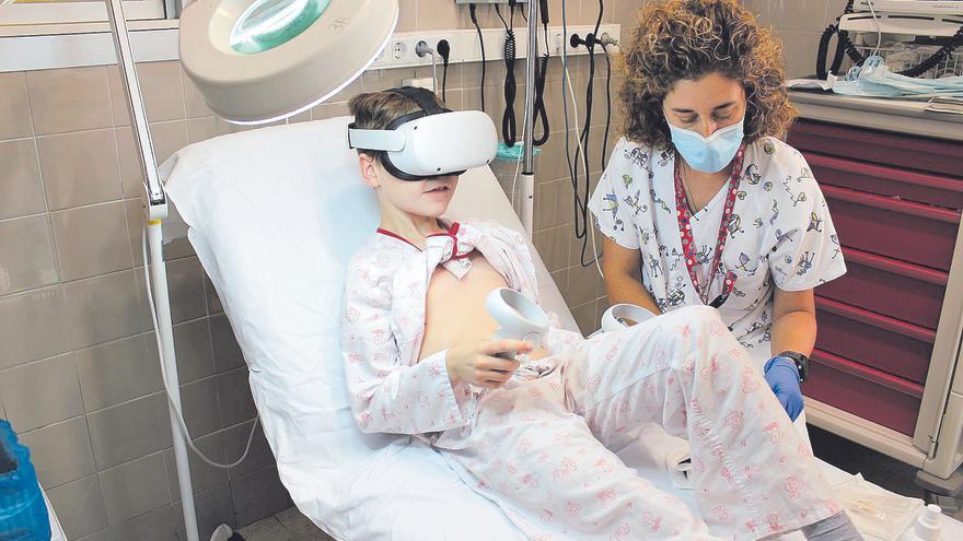 Pediatria del Trueta estrena les ulleres de realitat virtual per fer perdre la por i angoixa als nens