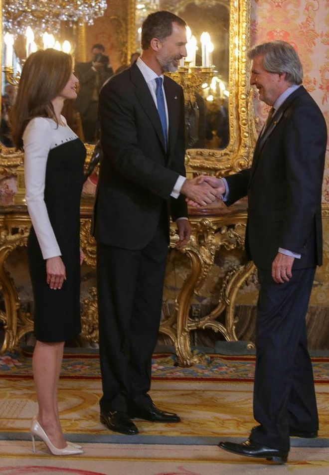 Letizia Ortiz con vestido tricolor de Felipe Varela y stilettos nude, junto a Felipe VI