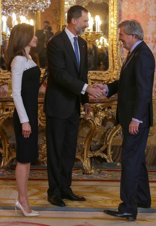 Letizia Ortiz con vestido tricolor de Felipe Varela y stilettos nude, junto a Felipe VI