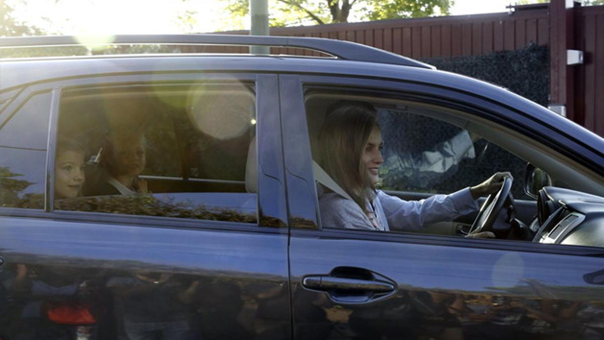 Los Reyes Felipe y Letizia acompañan a la Princesa de Asturias, Leonor, y a su hermana la infanta Sofía al comienzo de las clases en el colegio Santa María de los Rosales de Madrid.