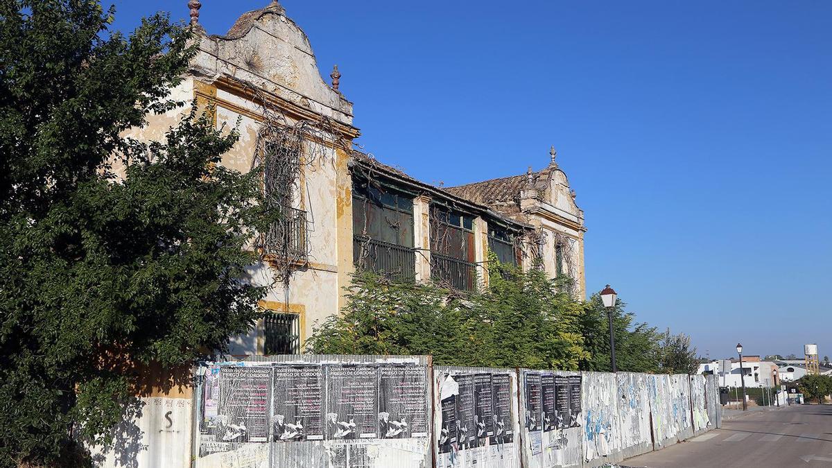 Estado que presenta en la actualidad el histórico edificio de El Parador, junto a la antigua travesía de la N-331.