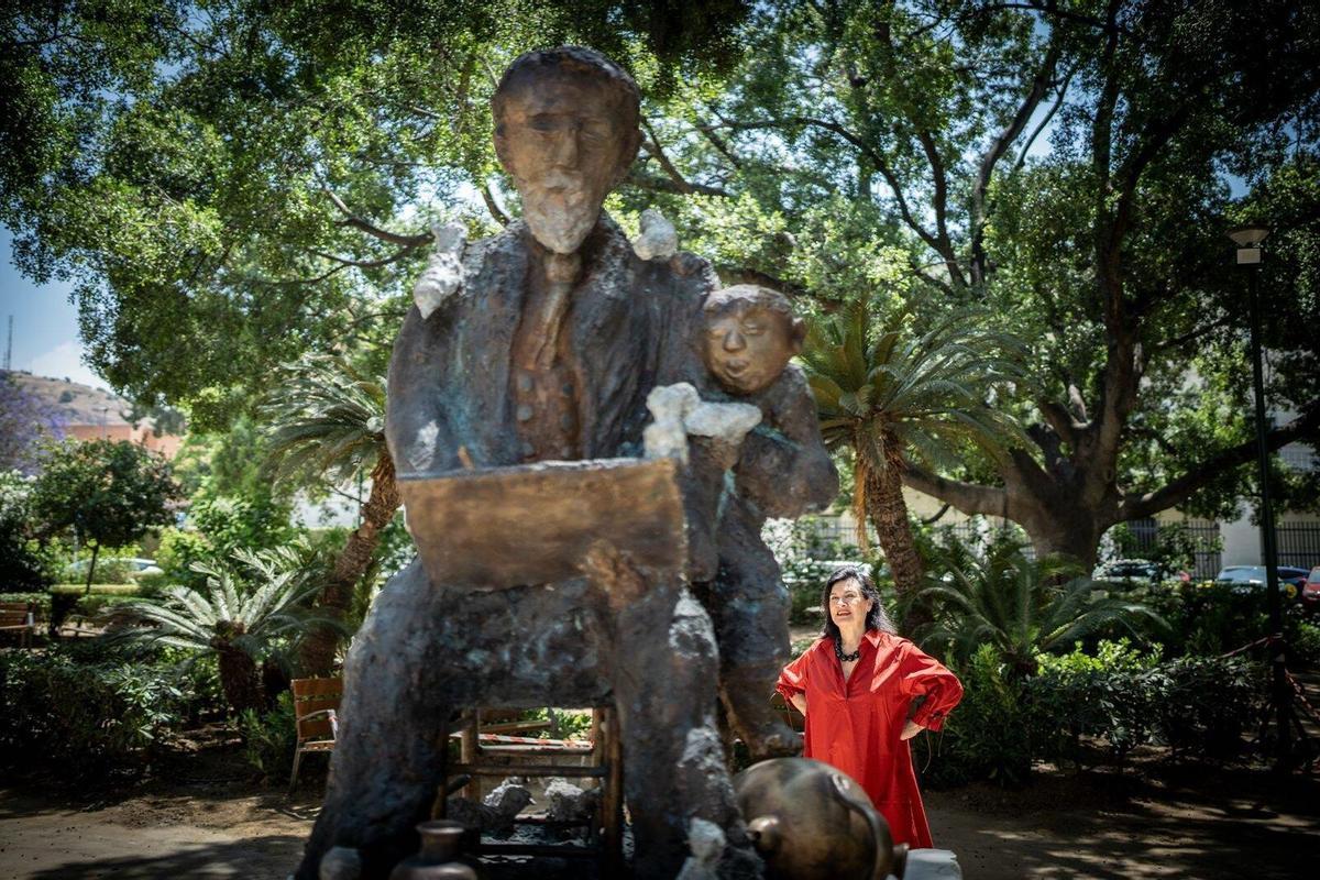 Paloma Picasso, en junio ante la nueva escultura a José Ruiz Blasco, su abuelo, en la plaza de El Ejido.