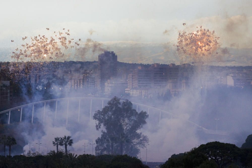 Espectacular mascletà aérea en la Alameda