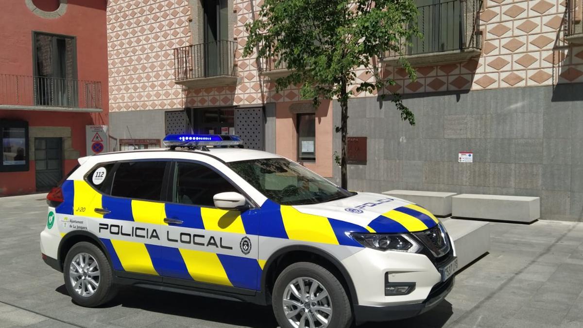 Un cotxe de la Policia Local de la Jonquera aparcat en el centre del municipi en una imatge d&#039;arxiu