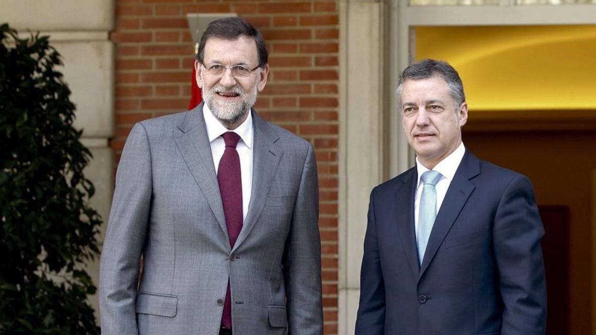 El presidente del Gobierno, Mariano Rajoy, y el lendakari, Íñigo Urkullu, en enero del 2013, en la Moncloa, en la primera reunión que mantuvieron como jefes de ambos ejecutivos.