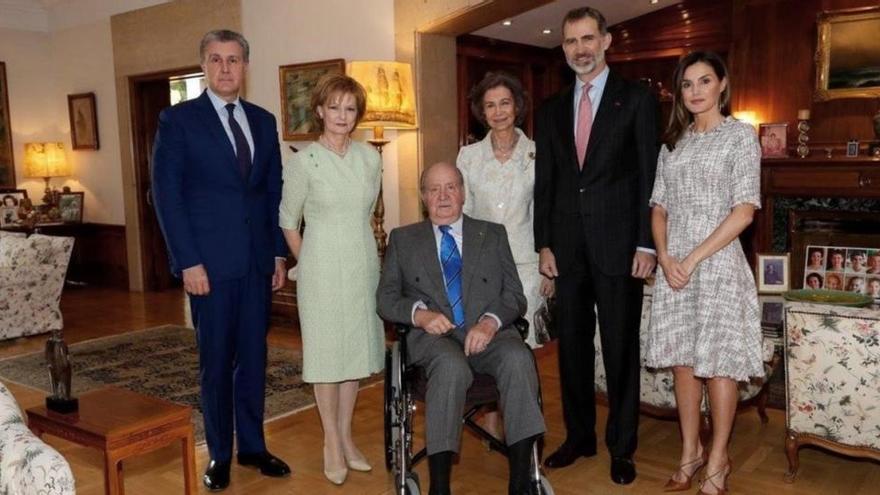 Juan Carlos reaparece en silla de ruedas