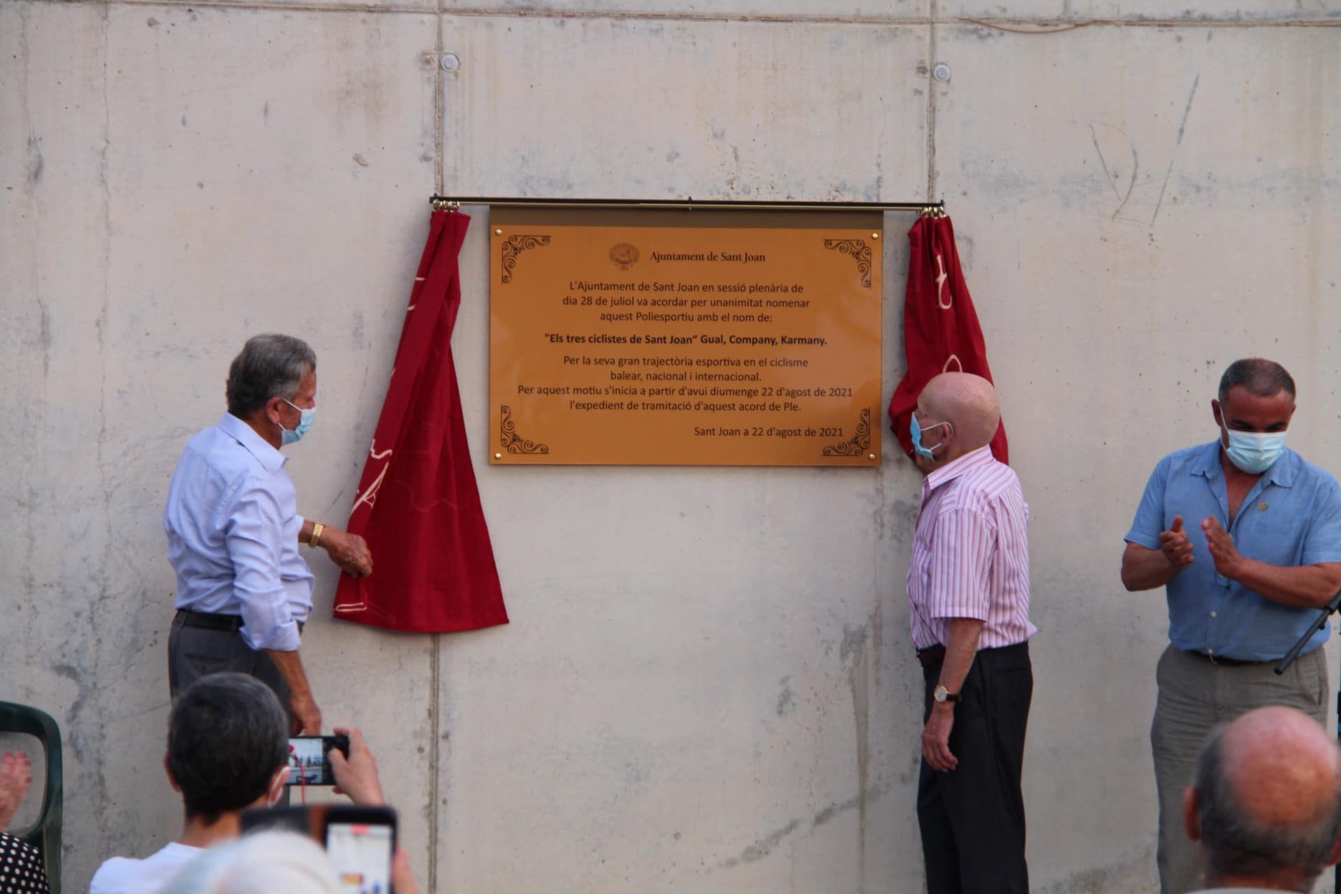 Sant Joan dedica el polideportivo a sus “tres ciclistas”