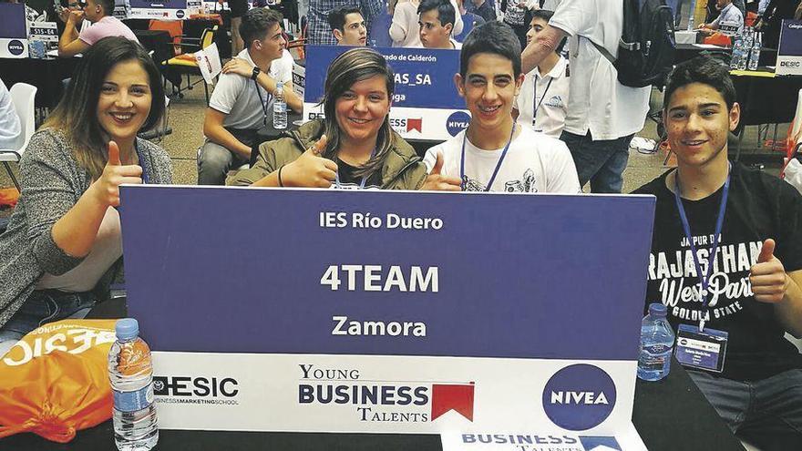 Desde la izquierda, Ana María Ilea, Itziar Huertas, Alejandro Almaraz y Roberto Martín, antes de participar en la final del concurso.