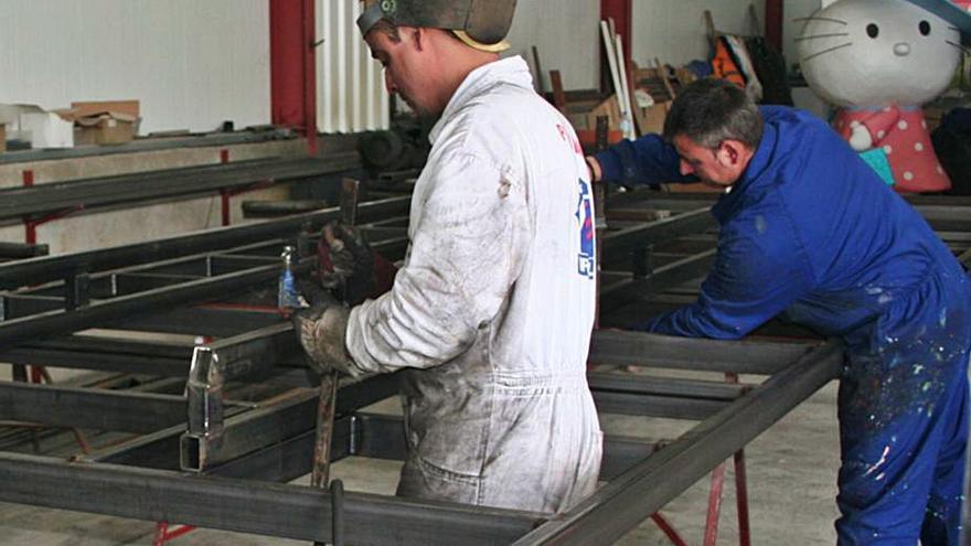 Los hermanos Costillas trabajan en la estructura de una carroza. | Cedida