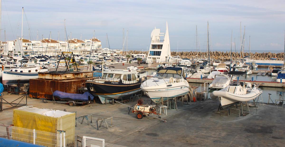 Barcos amarrados en el puerto deportivo Las Fuentes, situado junto a la playa homónima, en Alcossebre.