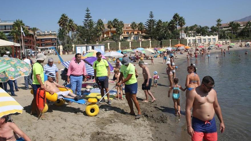 Un usuario de los baños asistidos se dispone a entrar en el agua.