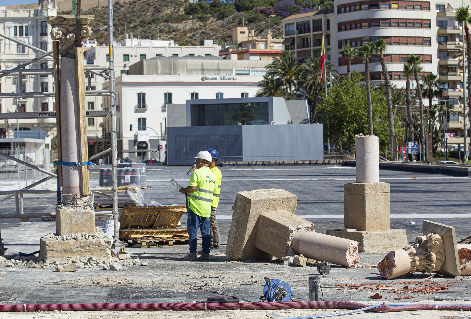 Retirada de las columnas de mármol rojo de la plaza del Puerto de Alicante