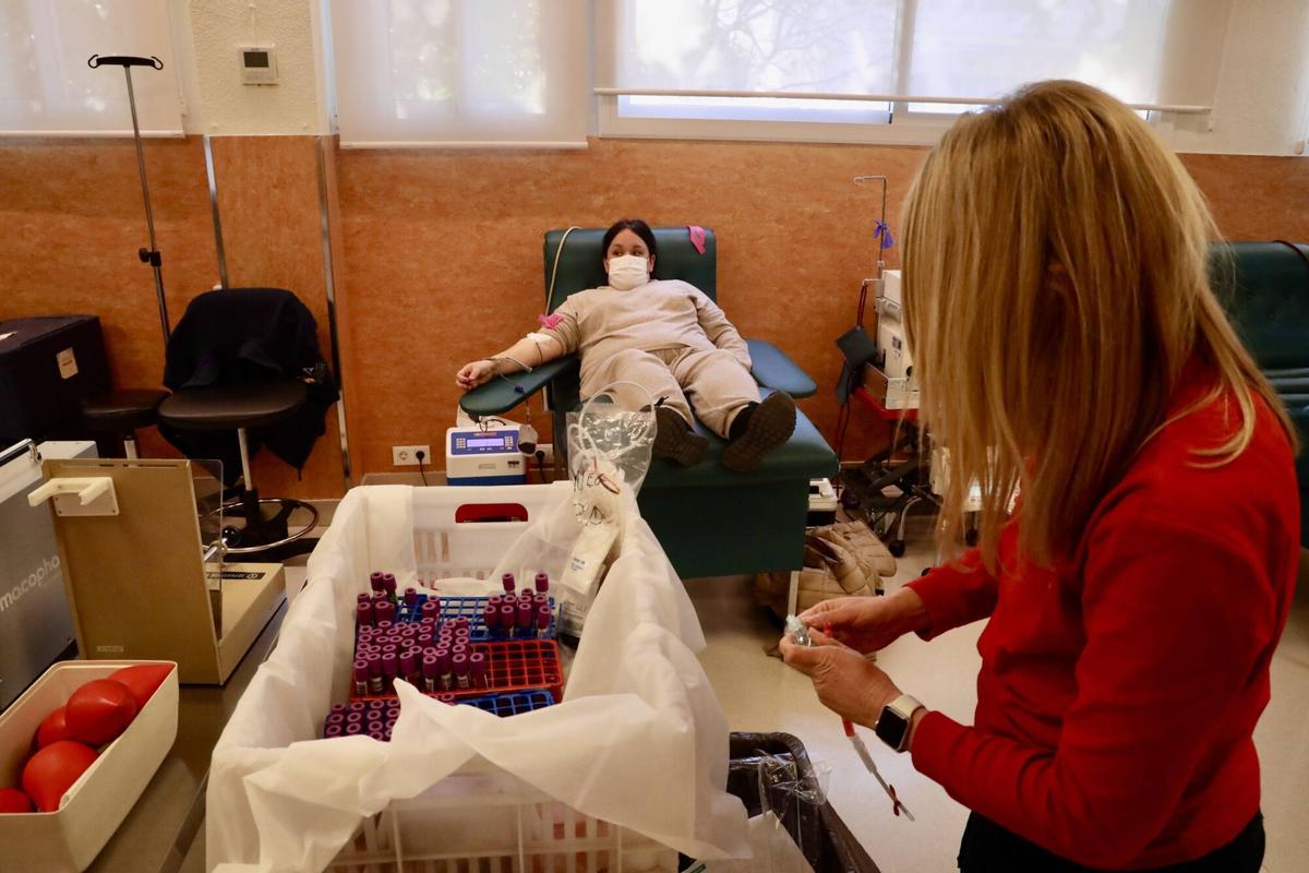 MLG 19-01-2026.-Varias personas donan sangre, donde la Junta de Andalucía, ha pedido donaciones a los andaluces para tener reservas para las víctimas del accidente de tren en Amaduz.