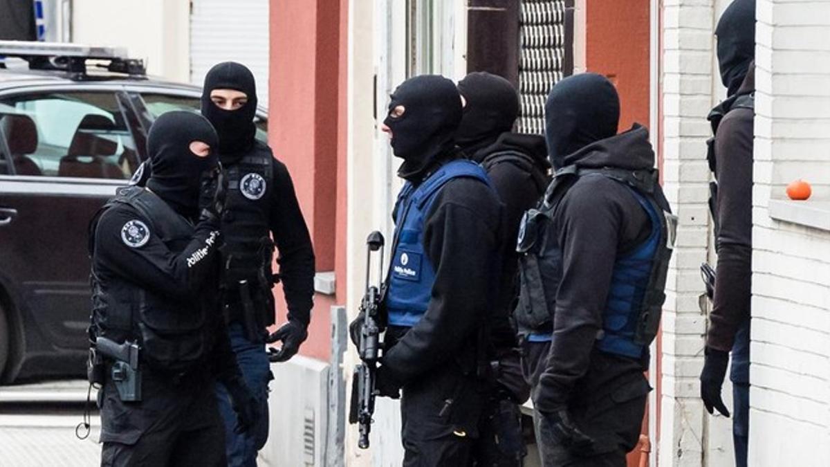 Policías belgas desplegados en una calle de Molenbeek, este lunes.