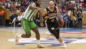 Colom bota el balón ante Pargo, base del Betis, en el partido de Fontajau.