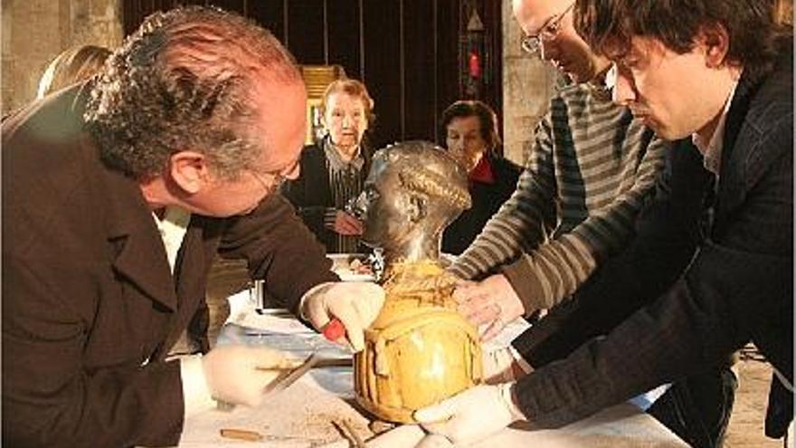 El moment crític de l&#039;obertura del reliquiari, el 2 d&#039;abril de l&#039;any passat, a Besalú.