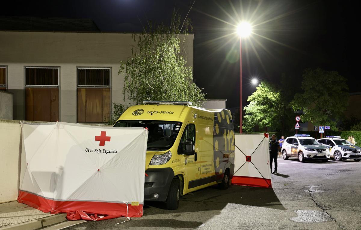 Ambulancia de SOS-La Rioja en el centro de salud de Haro, donde un joven ha atropellado a seis personas este lunes. 