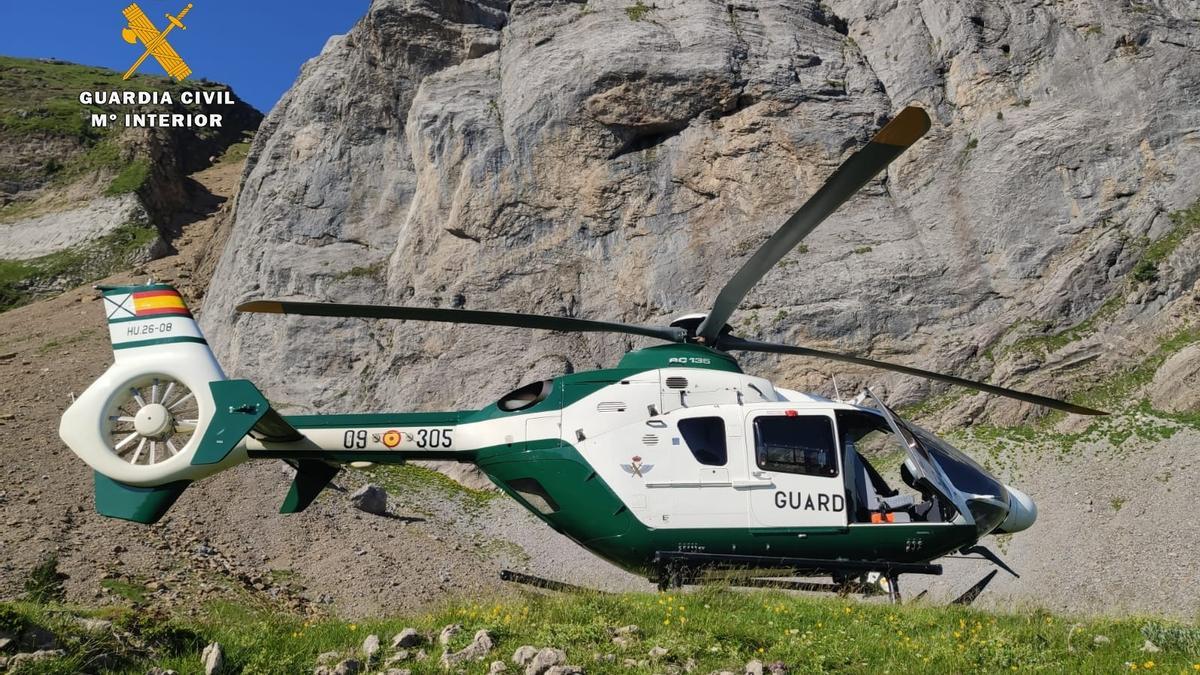 El helicóptero de la Benemérita ha evacuado el cádaver desde la zona de la Loma Verde, donde un particular lo ha encontrado.