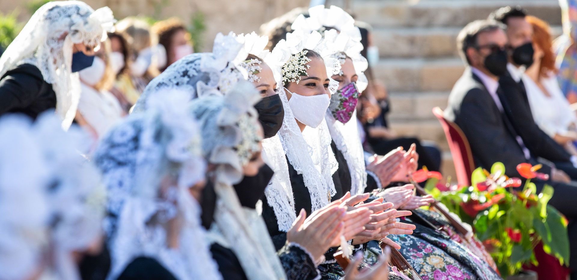 Hogueras de Alicante: El Ayuntamiento recibe a las 79 candidatas a Bellea del Foc