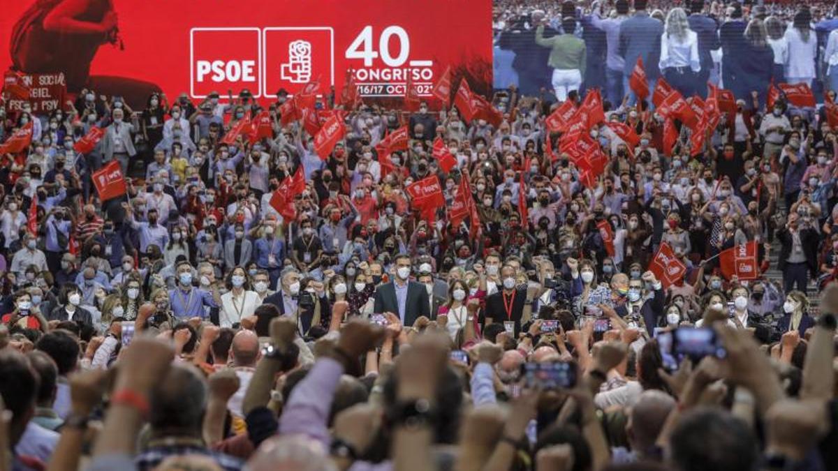 El secretario general del PSOE y presidente del Gobierno, Pedro Sánchez, en la clausura del 40º Congreso Federal del partido, en la Fira de València, rodeado de los miembros de la nueva ejecutiva, mientras sonaba 'La Internacional', este 17 de octubre de 2021.
