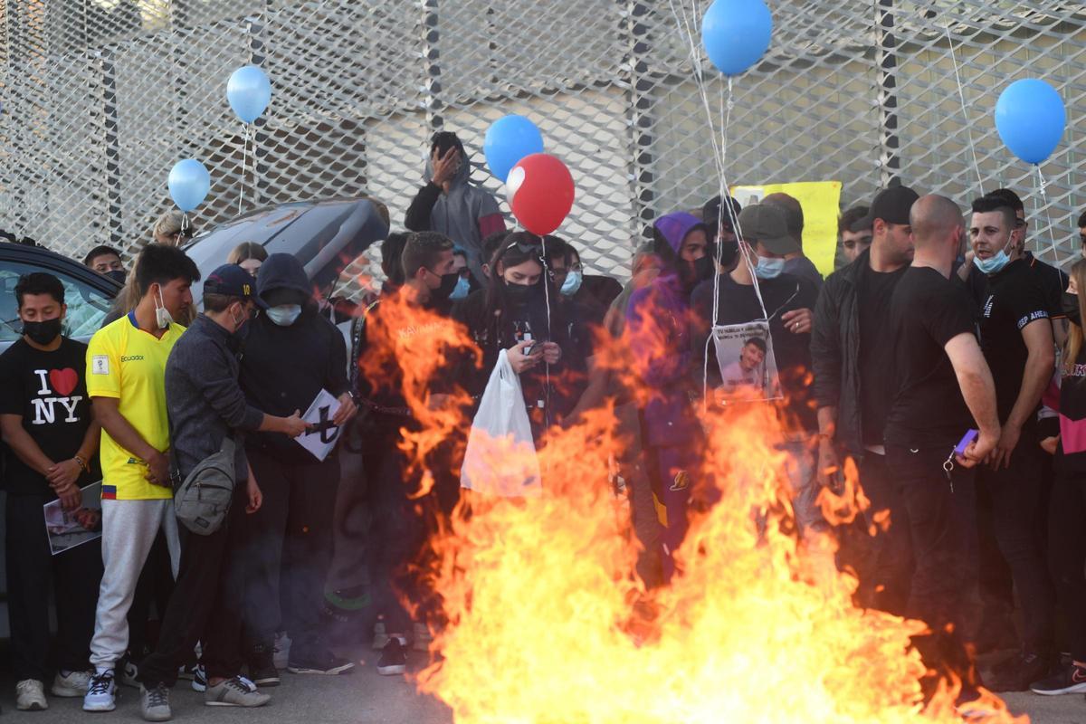Globos, fuego e indignación en la concentración por el joven Kevin en Jumilla horas después de su asesinato en 2021.