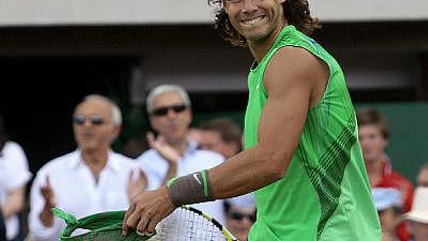 El tenista español Rafael Nadal celebra su victoria sobre el croata Ivo Karlovic durante su partido de cuartos de final del torneo de Queens, en Londres, Reino Unido.