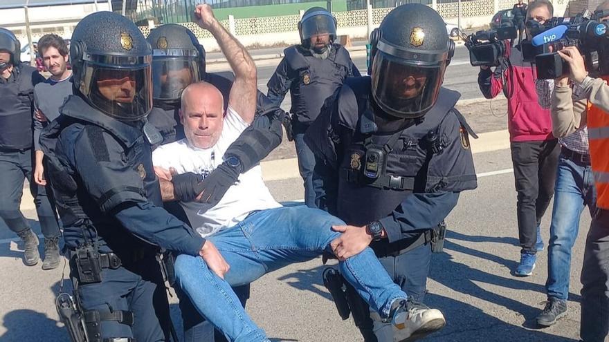 La policía desaloja a los agricultores que bloqueaban PortCastelló