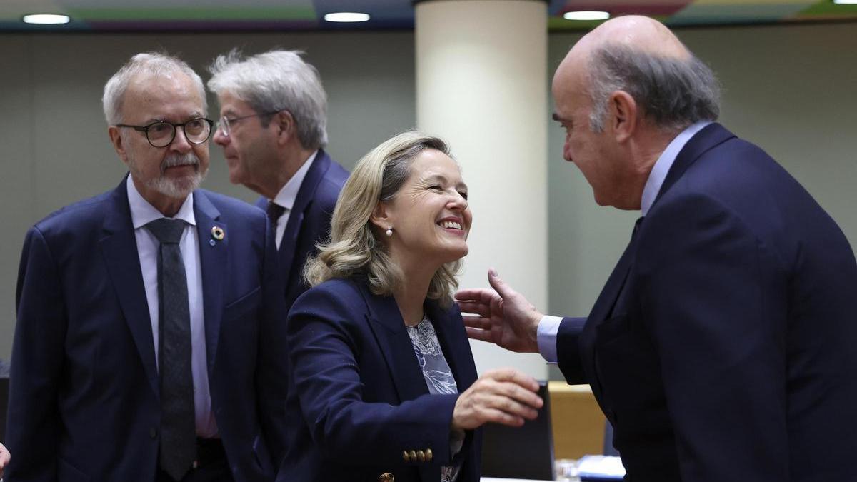 La vicepresidenta primera, Nadia Calviño, recibe la felicitación del vicepresidente del BCE, Luis de Guindos, en el inicio de la reunión del Ecofin.