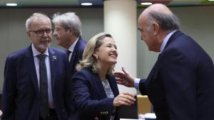 La vicepresidenta primera, Nadia Calviño, recibe la felicitación del vicepresidente del BCE, Luis de Guindos, en el inicio de la reunión del Ecofin.