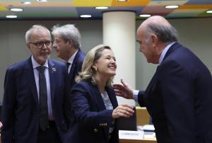 La vicepresidenta primera, Nadia Calviño, recibe la felicitación del vicepresidente del BCE, Luis de Guindos, en el inicio de la reunión del Ecofin.