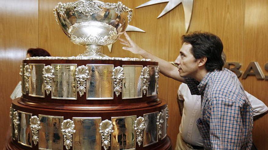 Un hombre observa el trofeo de la Copa Davis que se exhibe hoy, 12 de noviembre de 2008, en la sede del banco BNP Paribas, en Buenos Aires (Argentina), con miras a la serie final del torneo que disputarán las selecciones de Argentina y España los próximos 21, 22 y 23 de noviembre en la ciudad de Mar del Plata.