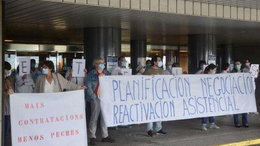 Concentración a la entrada principal del Hospital Montecelo. // Rafa Vázquez