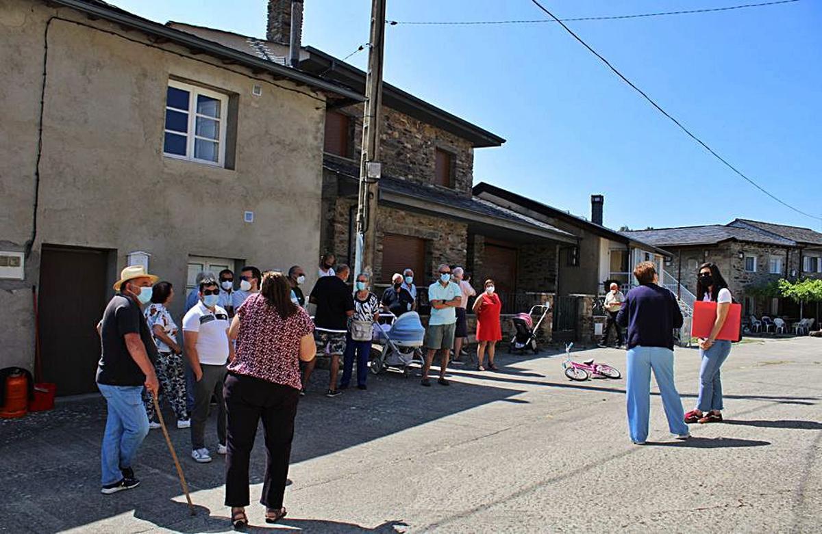 Reunión informativa en Barrio de Lomba. | A. S