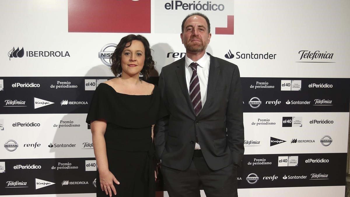 Cristina Tardáguila y Enric Hernández, director de EL PERIÓDICO.