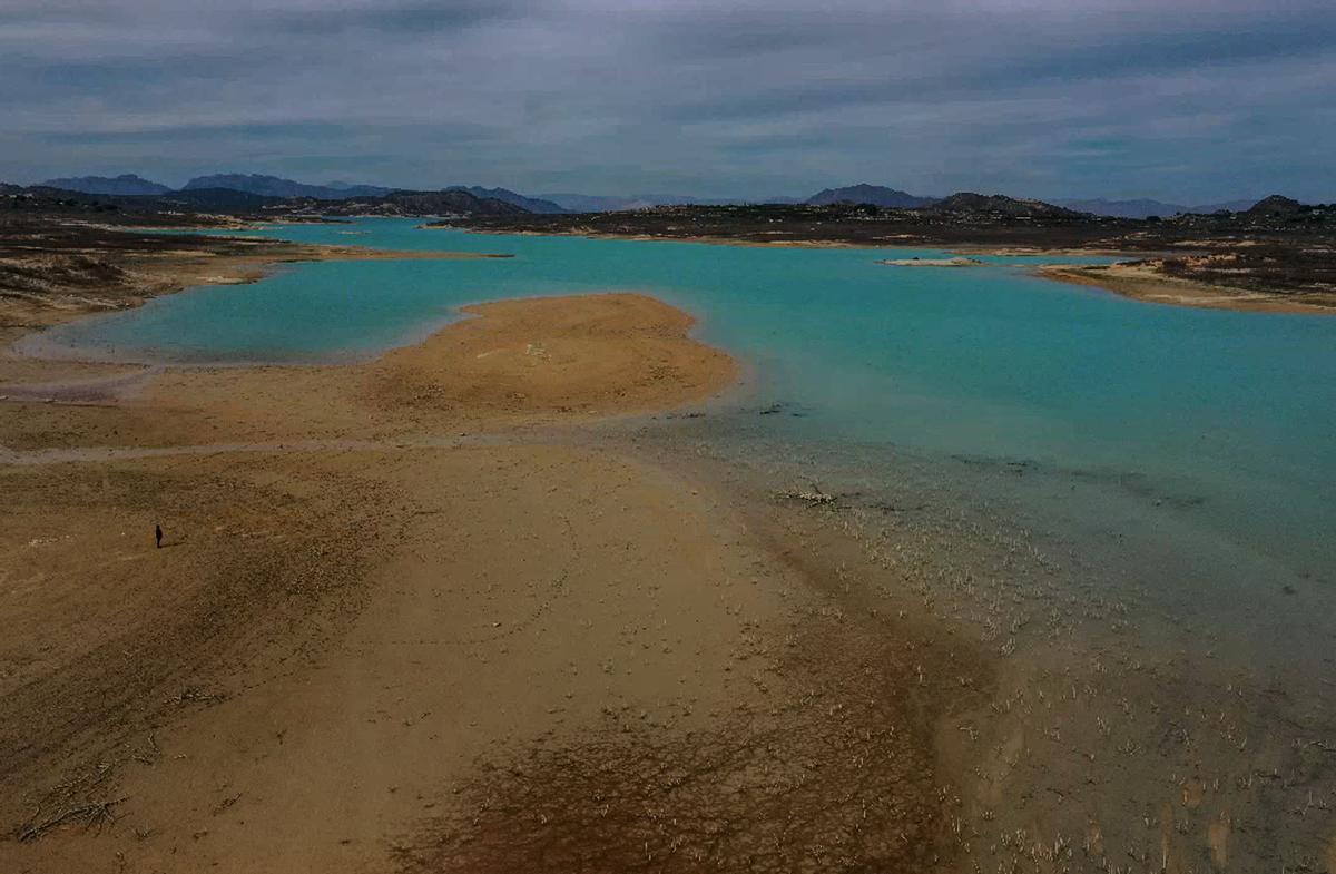 El embalse de La Pedrera, en Orihuela, apenas ha incrementado su volumen de agua almacenada.