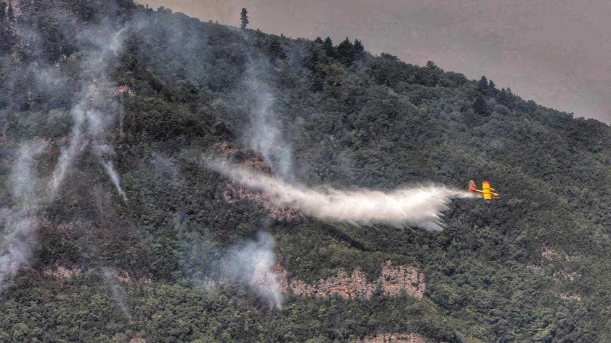 Labores de extinción del incendio en Tigaiga, Tenerife (26/07/2022)