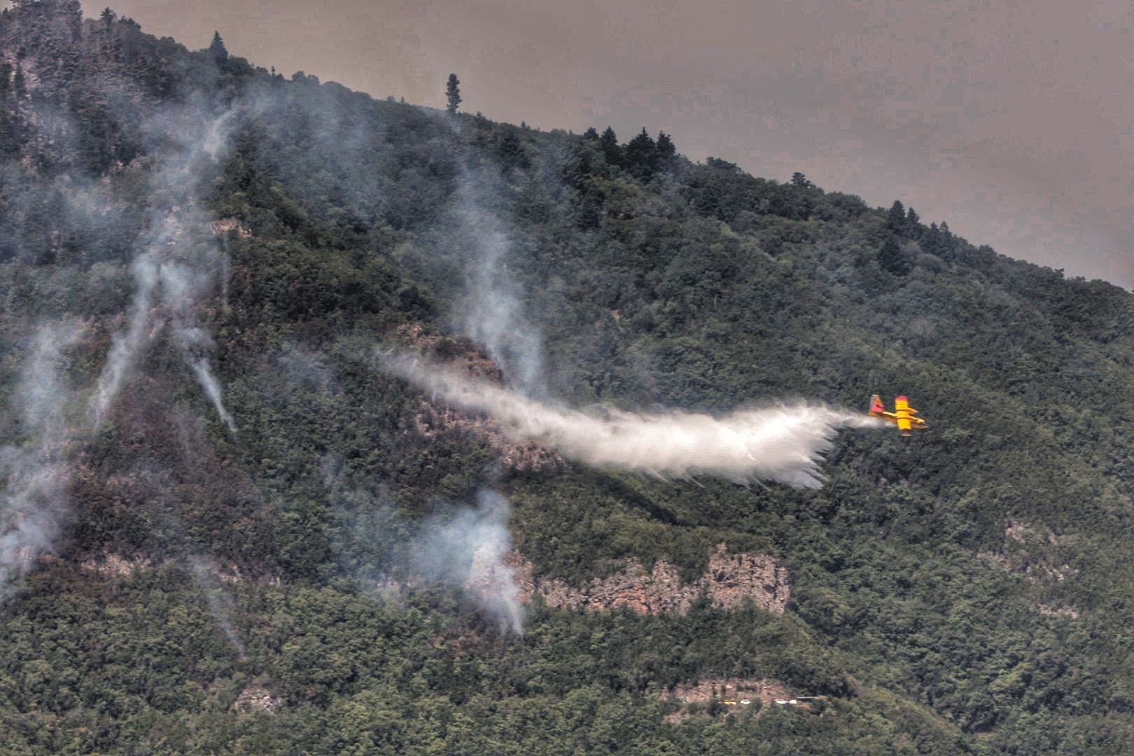 Labores de extinción del incendio en Tigaiga, Tenerife (26/07/2022)