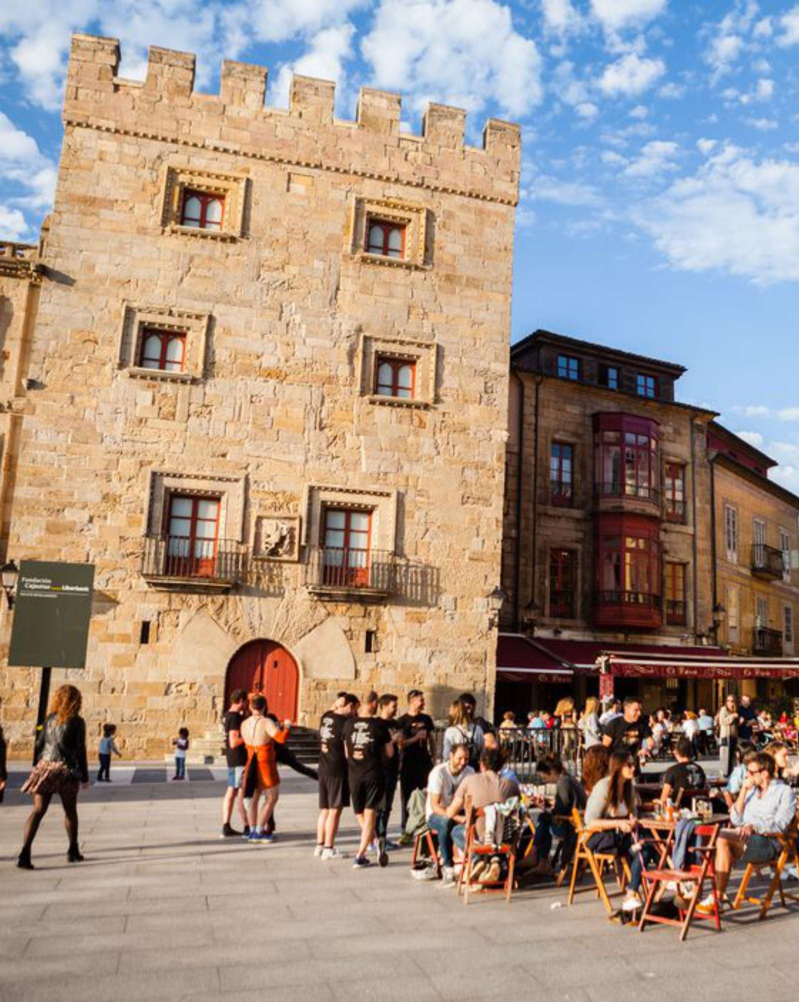 Ambiente en las terrazas ubicadas en la plaza del Palacio de Revillagigedo.