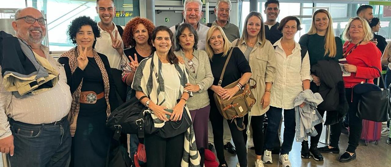 La delegación canaria que participa  en la comisión de la ONU, en el aeropuerto de Barajas.