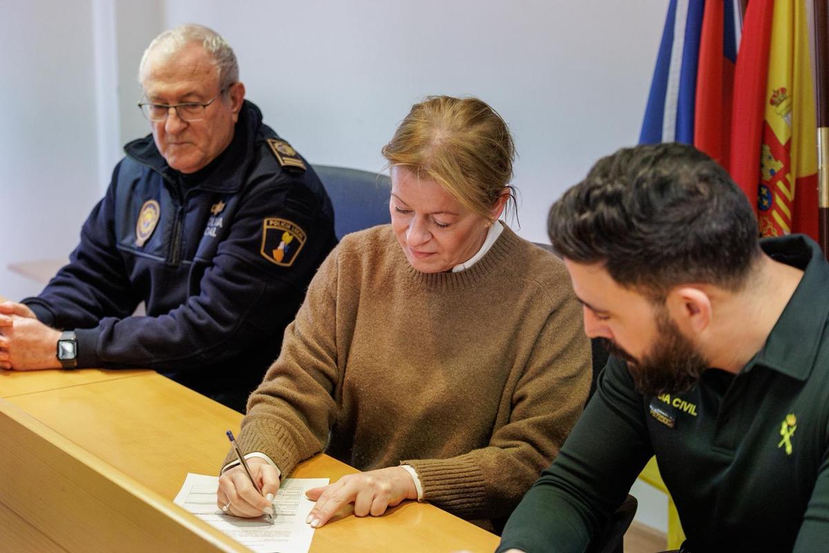 Firma del acuerdo de colaboración entre el Ayuntamiento y la Guardia Civil