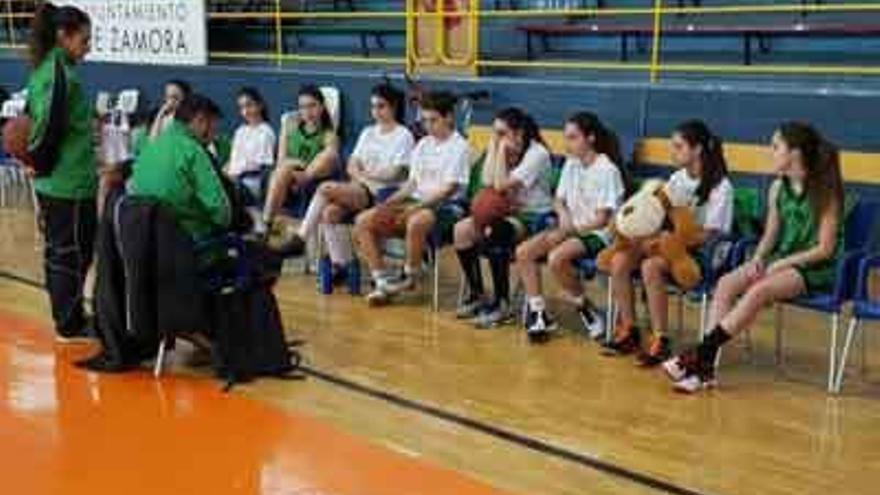 Lucas Fernández da instrucciones al equipo Infantil B.