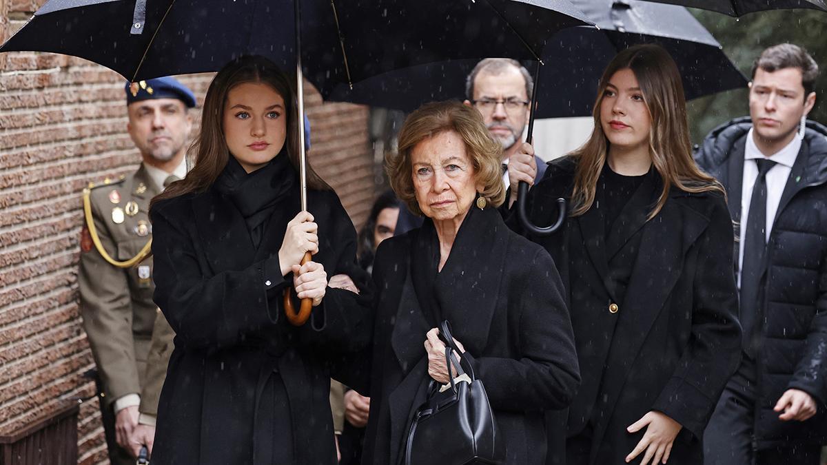 La reina Sofía, arropada por la princesa Leonor y la infanta Sofía, en el último adiós a Irene de Grecia en Madrid.