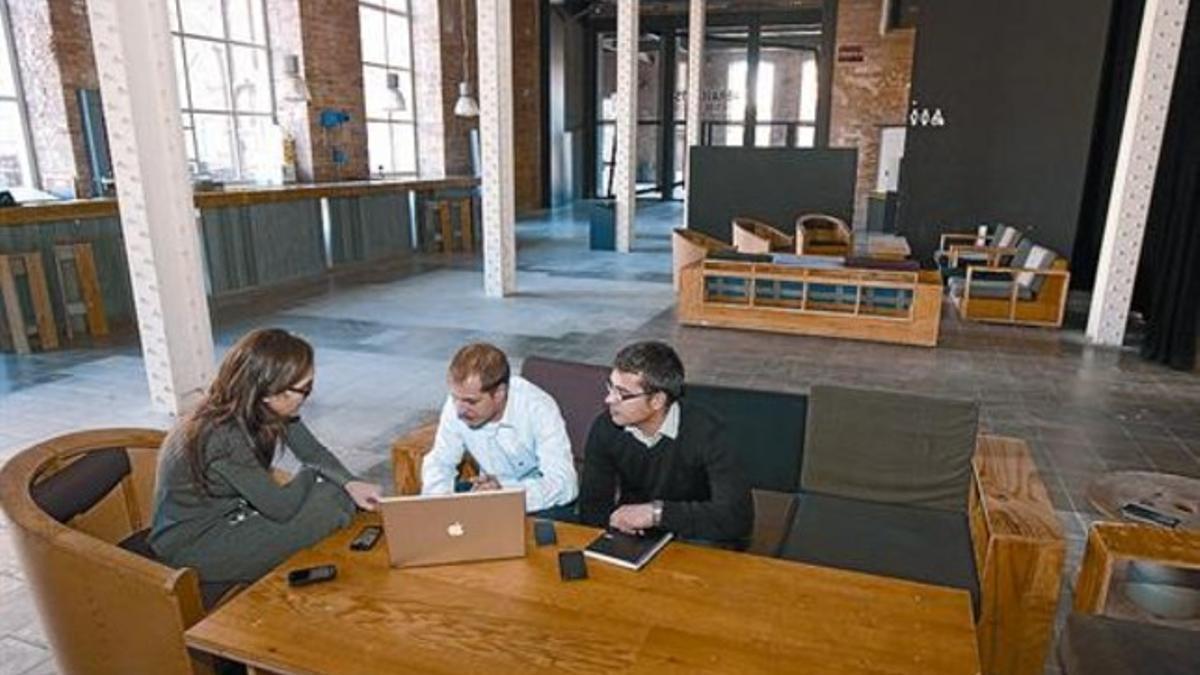 Integrantes de BCN The Lab 8Inés Garriga, Francisco Javier Iglesias y Pedro Lorente, en Fabra i Coats.