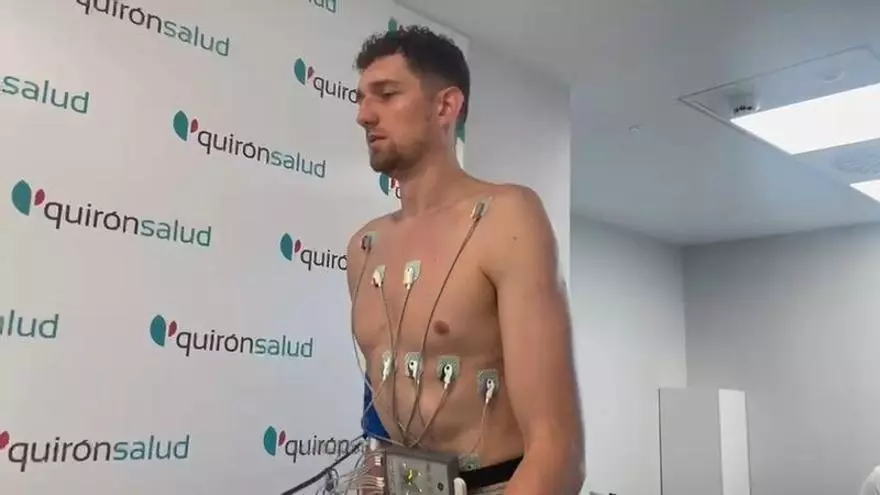 En vídeo | Miguel González pasándo el reconocimiento médico en el primer día de pretemporada del Casademont Zaragoza
