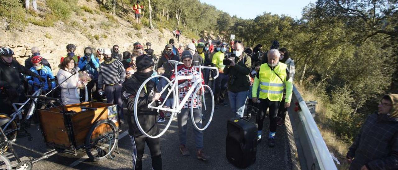 Col·locació d’una bicicleta blanca on va morir Tina Vilanova. | MARC MARTÍ